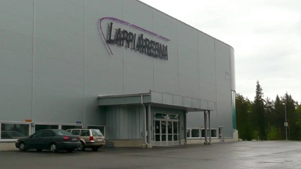 Entrén och fasaden på Lappi Areena med arenans namn – Lappi Areena