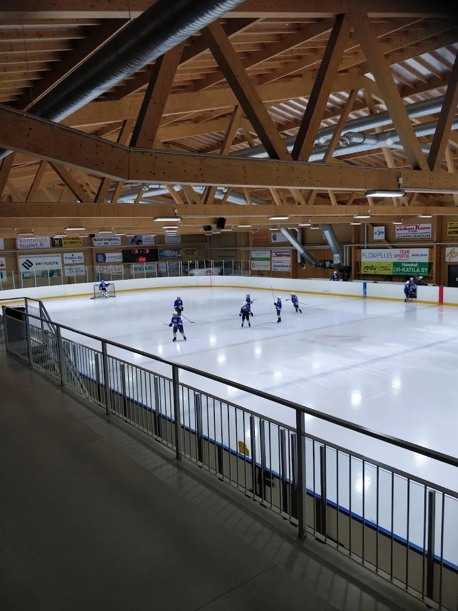 Isen i Lapuan jäähalli under en träning, sedd från läktaren – Lapuan jäähalli (Lapuan Energia Areena)