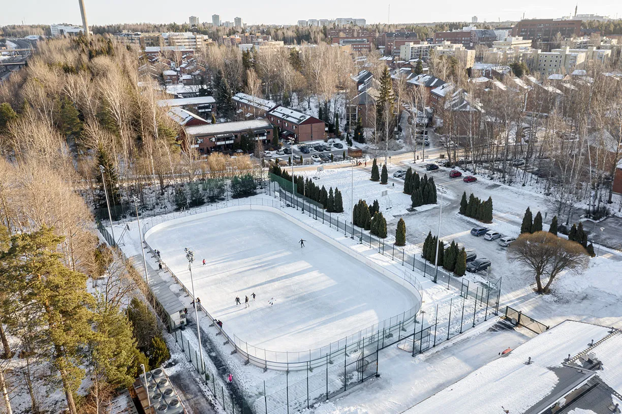 Ilmakuva Lassilan liikuntapuiston tekojääkaukalosta, jossa luistellaan. – Lassilan liikuntapuisto – tekojääkaukalo