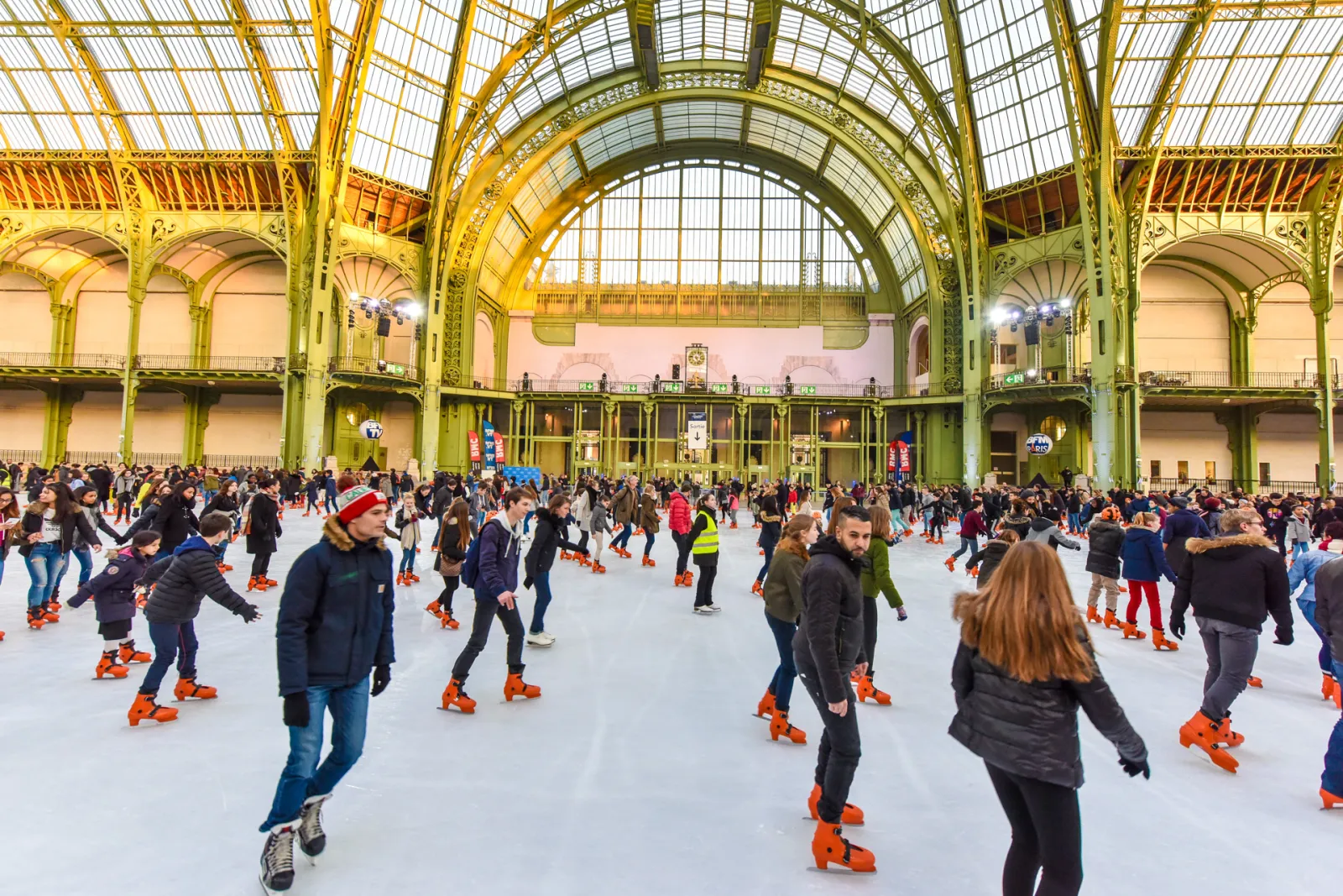 Des patineurs sur les 2 700 m² de glace sous la verrière du Grand Palais — Le Grand Palais de Glace