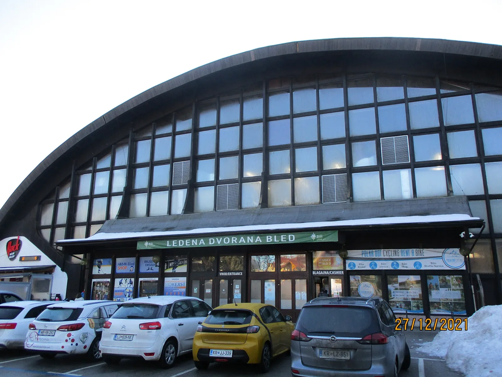 Obokana fasada Ledene dvorane Bled z vhodom in blagajno — Ledena dvorana Bled