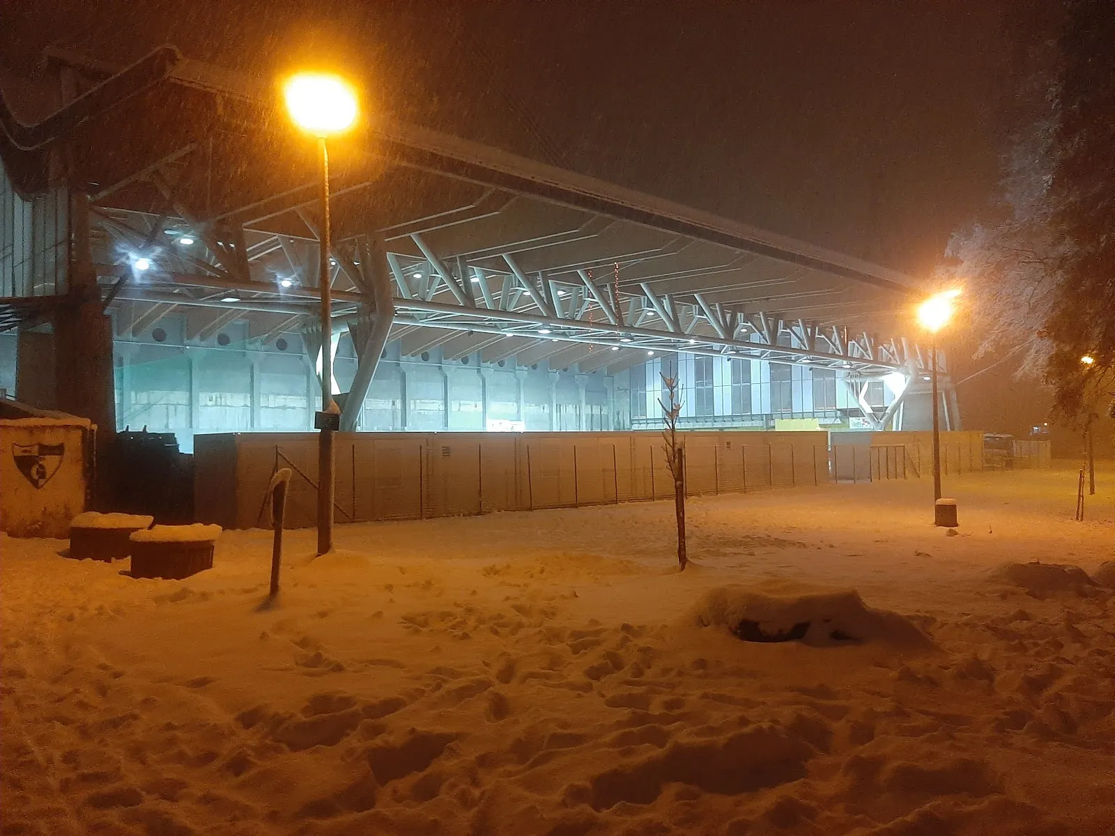 The half-open multifunctional hall in Delnice, lit up at night in the snow — Ledena dvorana Delnice