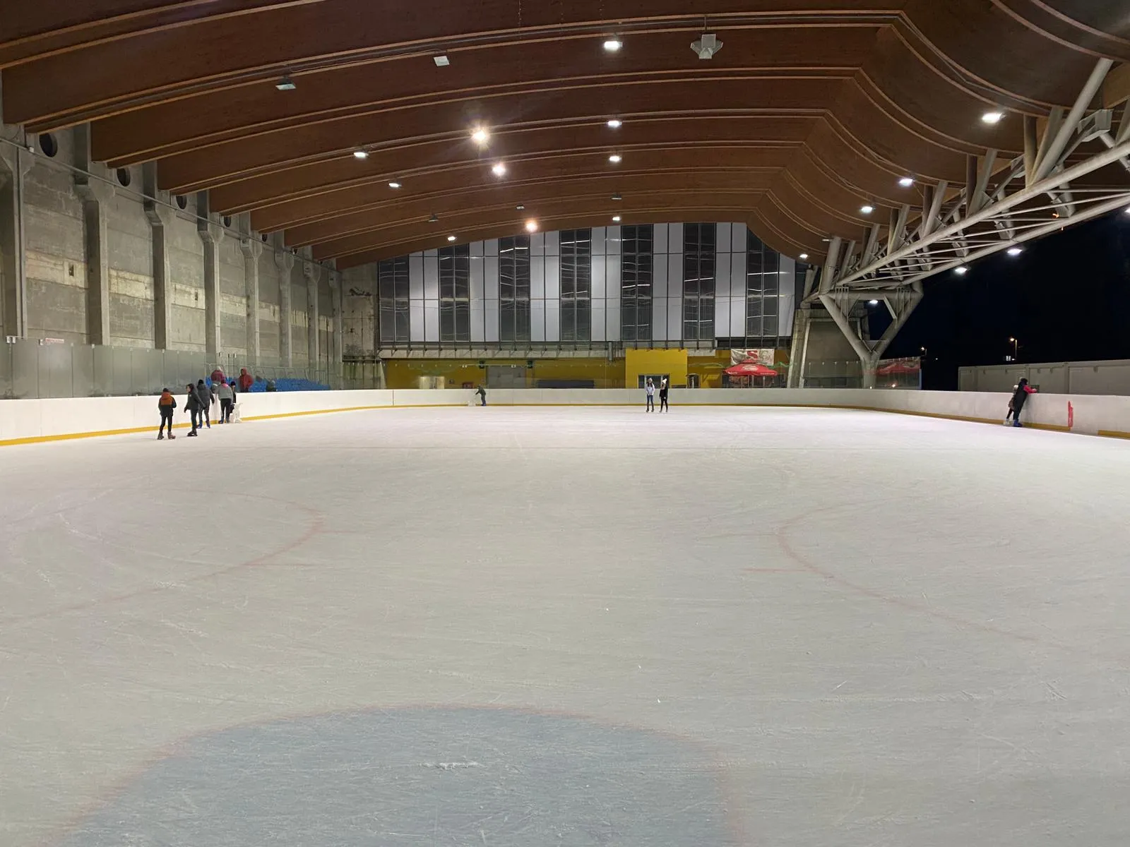 The ice surface of the multifunctional hall in Delnice in winter — Ledena dvorana Delnice