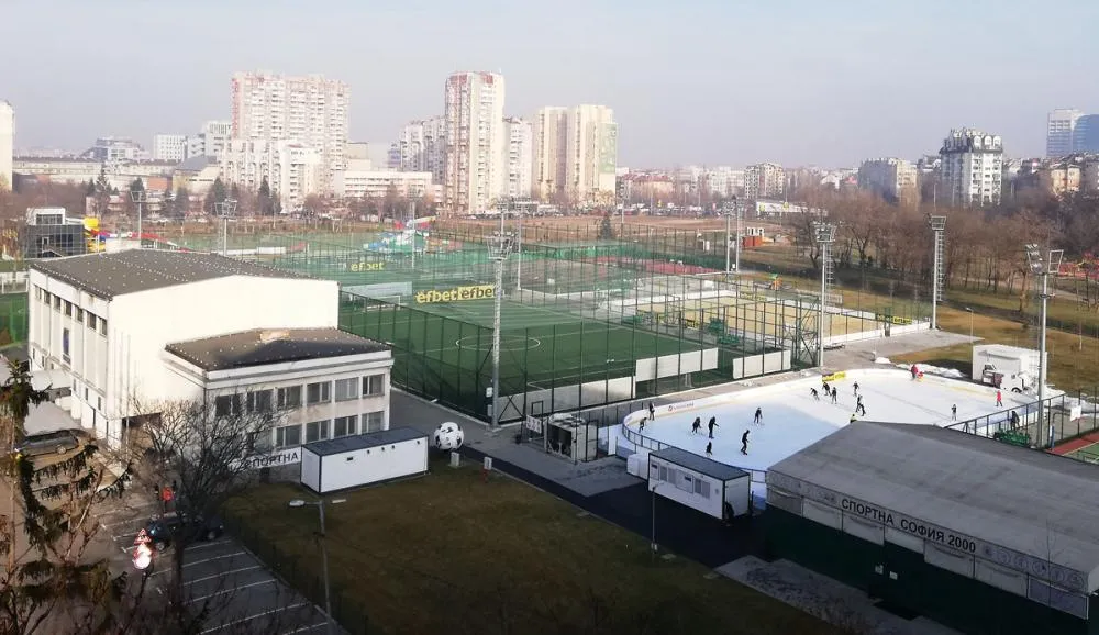 Поглед отгоре към комплекс Зона Б-5 в София с ледената пързалка вдясно — Ледена пързалка Зона Б-5 (Спортна София 2000)