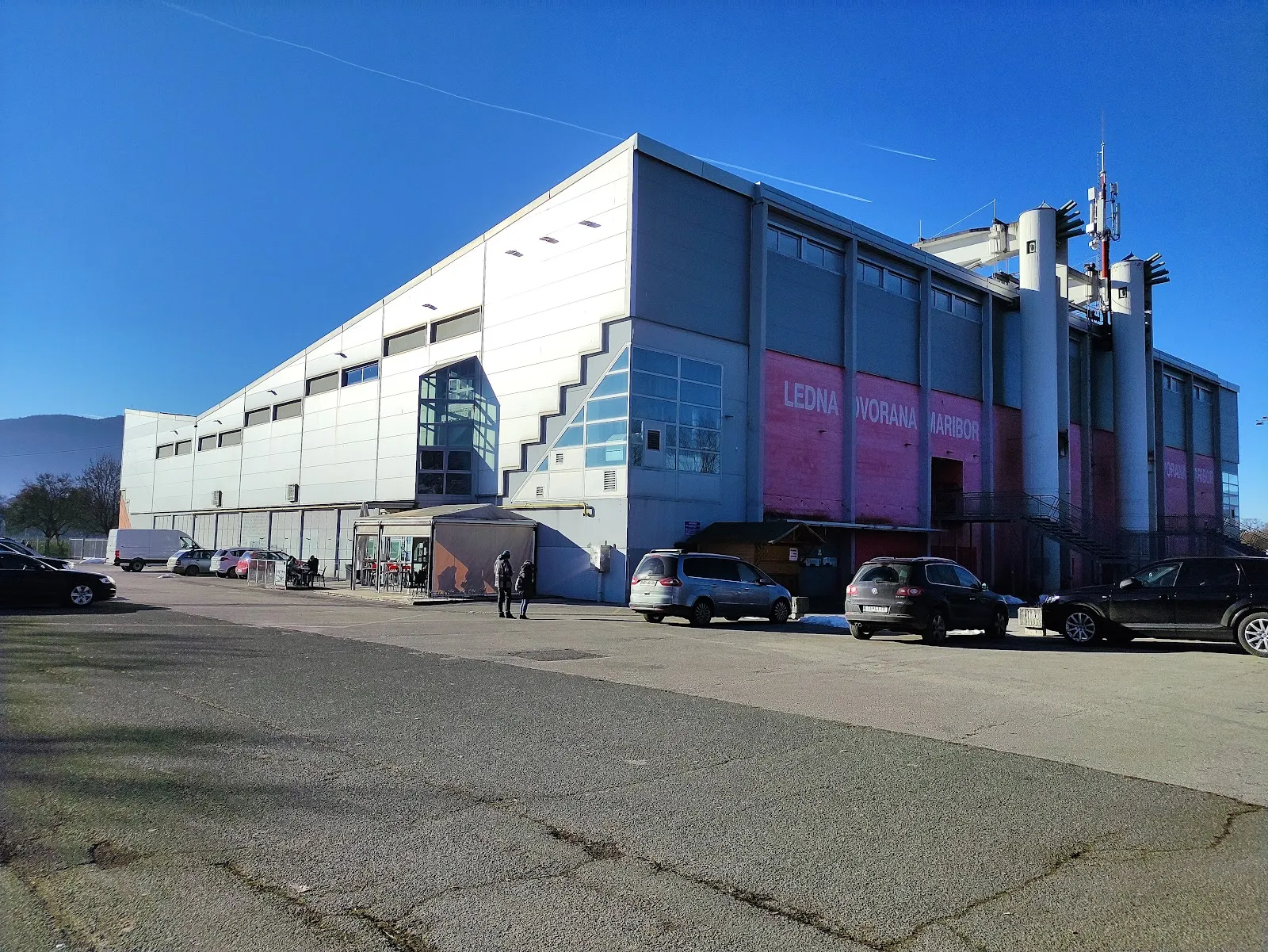 The outside of Ledna dvorana beside Dvorana Tabor in Maribor — Ledna dvorana Maribor