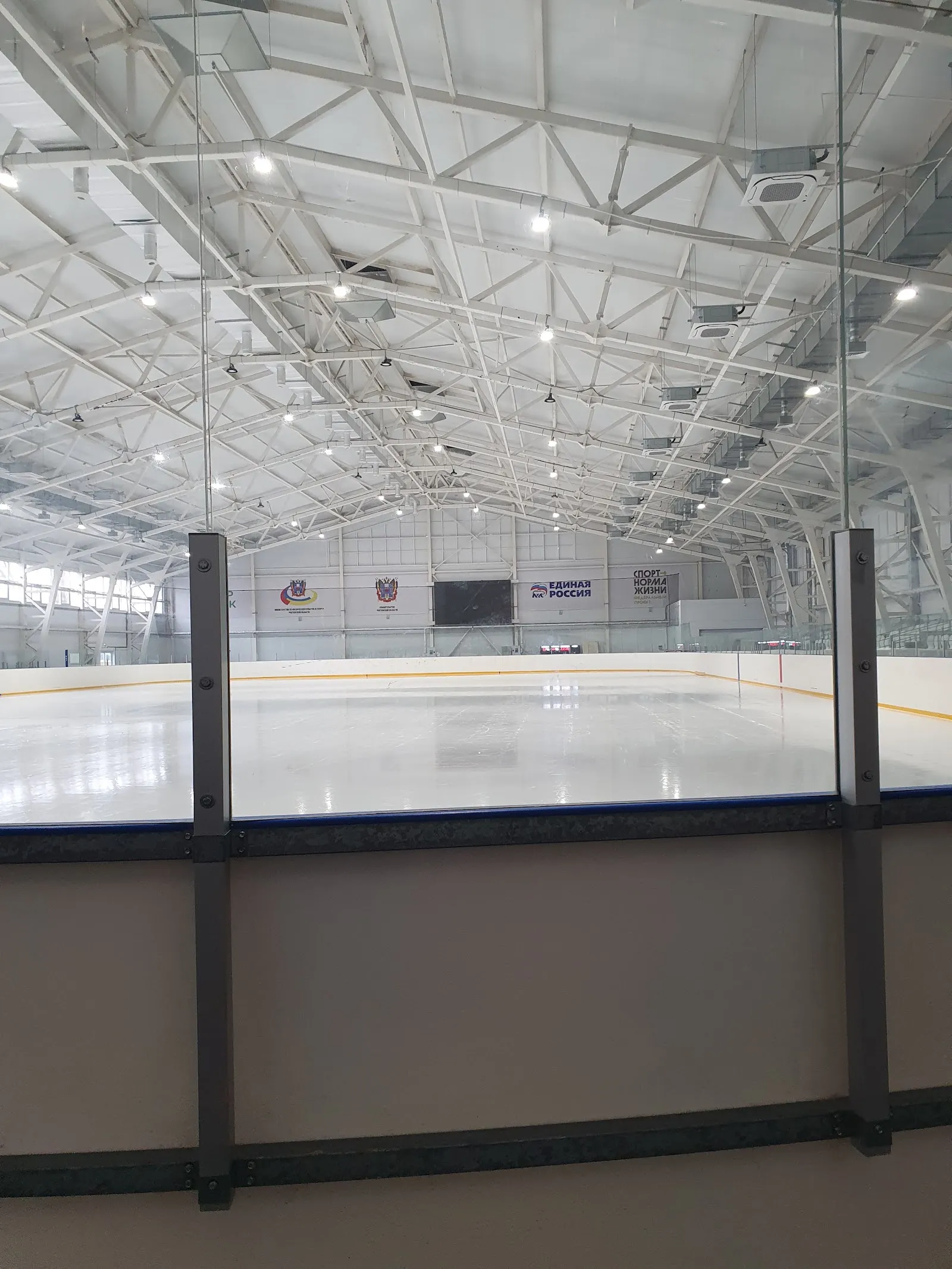 The ice sheet of the ice arena of the SShOR No. 13 sports complex in Taganrog — Ice Arena SShOR 13 Taganrog