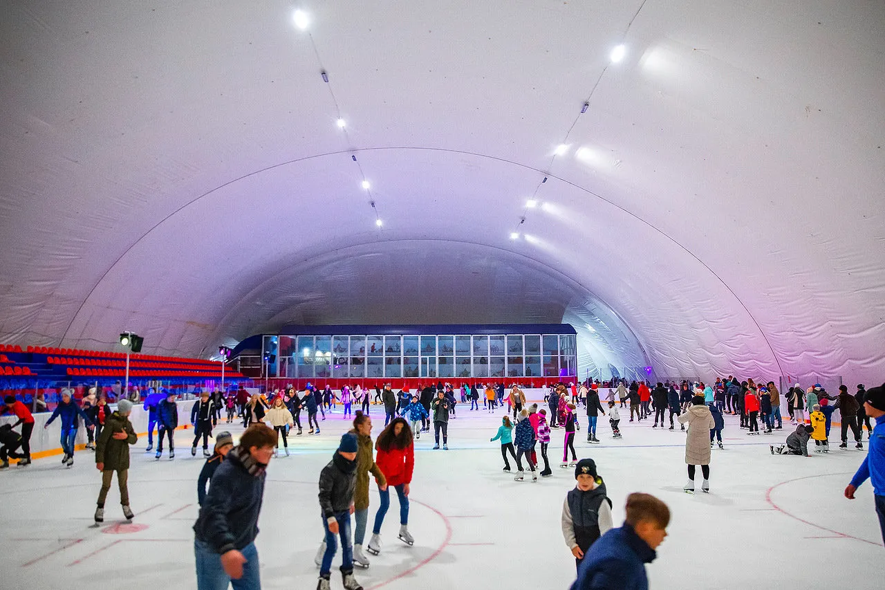 Skaters filling the ice under the air-supported dome of the Lider rink in Mikhaylovsk — Lider Ice Rink Mikhaylovsk
