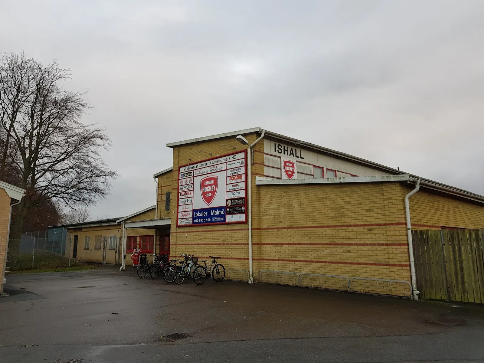 Limhamns ishall, hallen i gult tegel med skylten ISHALL – Limhamns ishall