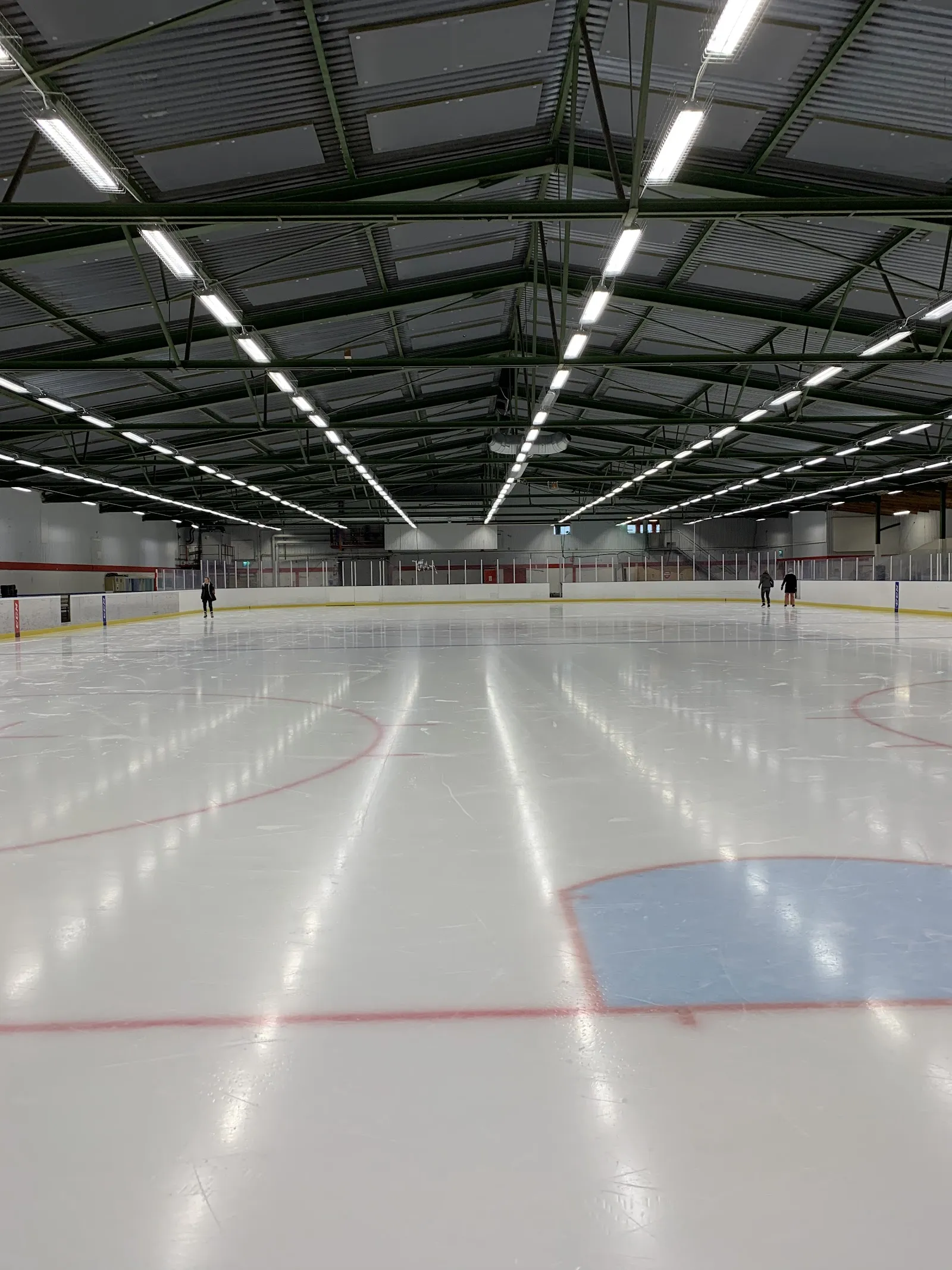 Tom is i Limhamns ishall under ståltaket – Limhamns ishall