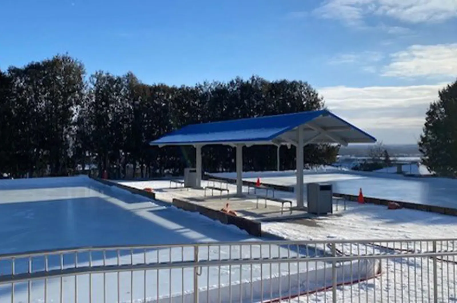 La pista al aire libre de Lions Park en Bradford West Gwillimbury, con un refugio cubierto junto al hielo. — Lions Park Outdoor Rinks (Bradford West Gwillimbury)