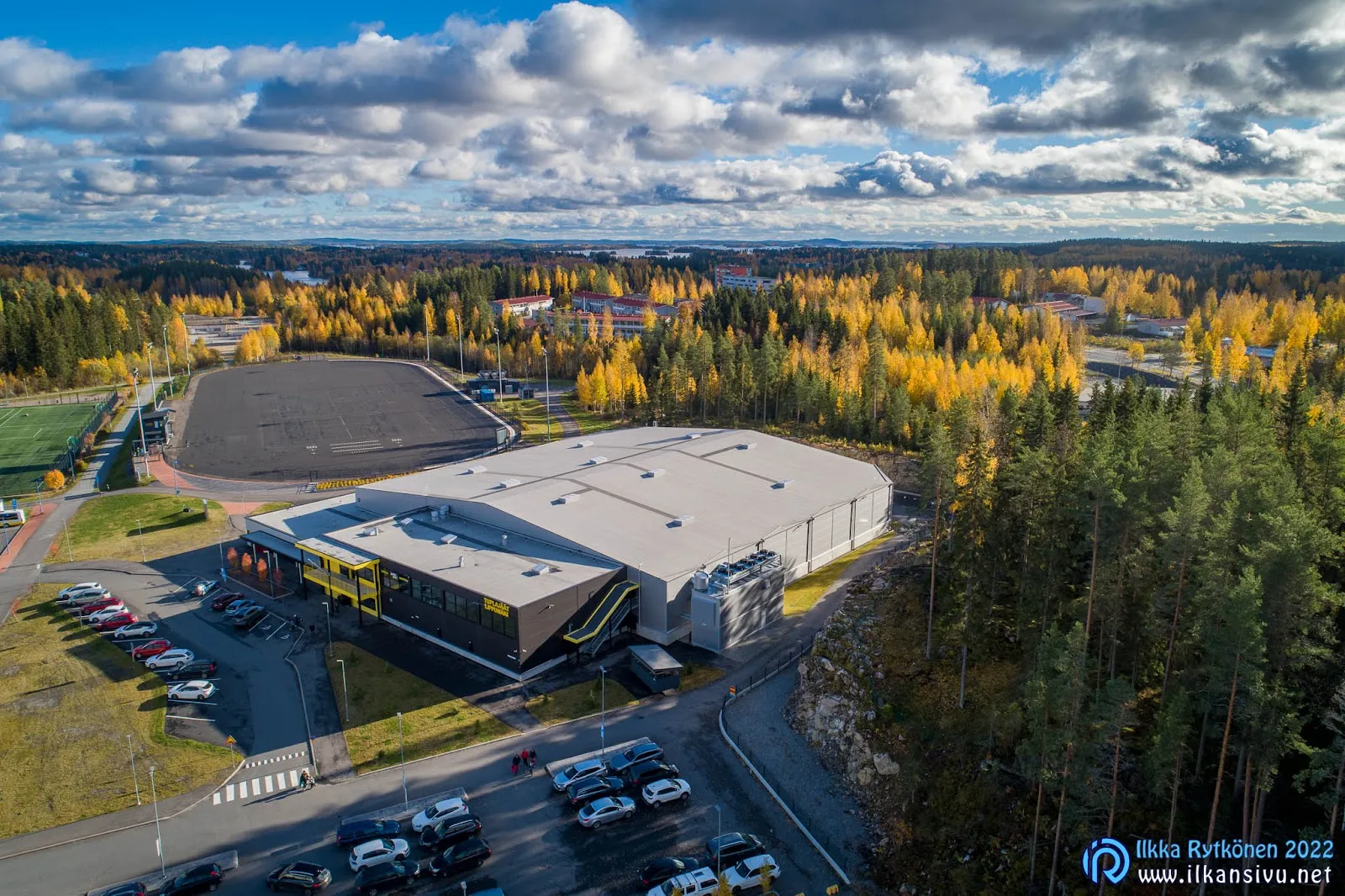 Flygbild av ishallen Lippumäki (har en liten fotografkredit i hörnet) – Lippumäen jäähalli (Tuplajäät)