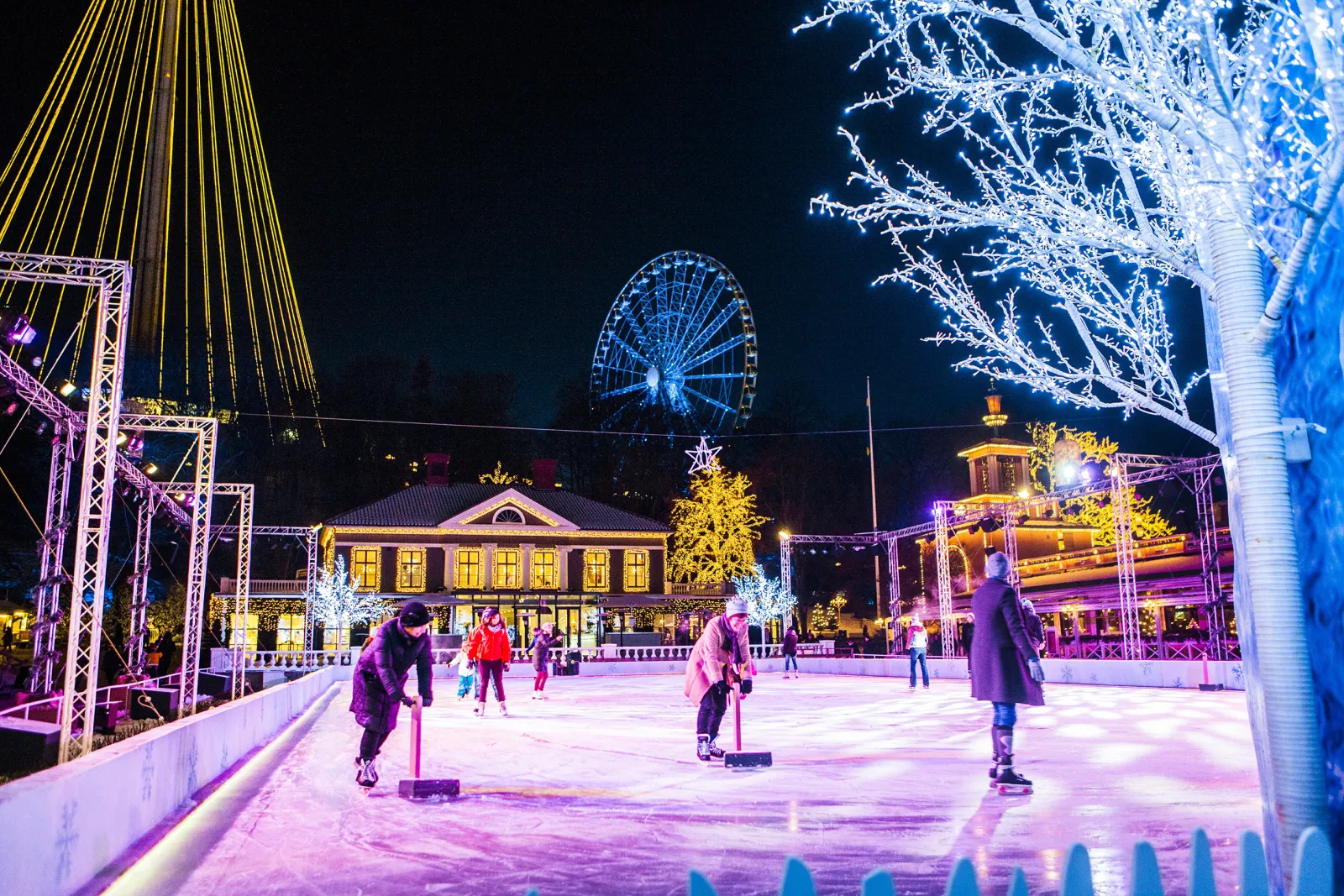 Skridskoåkare på Isbanan under Jul i Lisebergsparken på Liseberg i Göteborg – Liseberg Isbanan