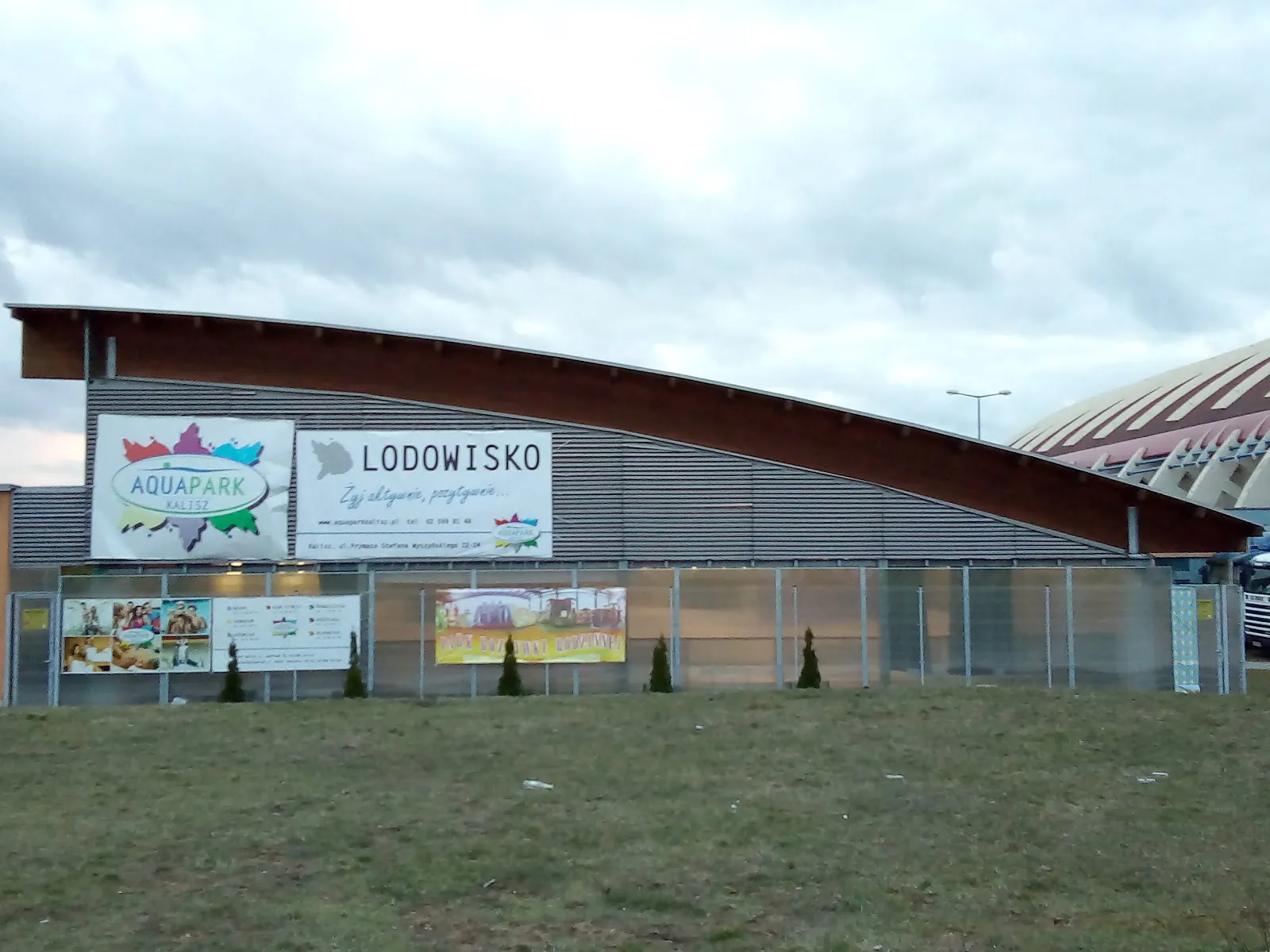 The Aquapark and ice-rink building in Kalisz with its Lodowisko sign — Lodowisko Aquapark Kalisz