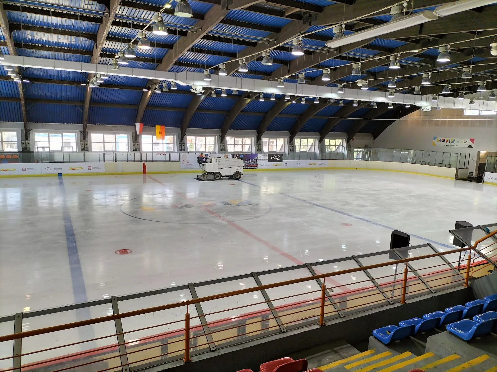 Ice surface and stands of the Bombonierka ice rink in Łódź — Lodowisko Bombonierka
