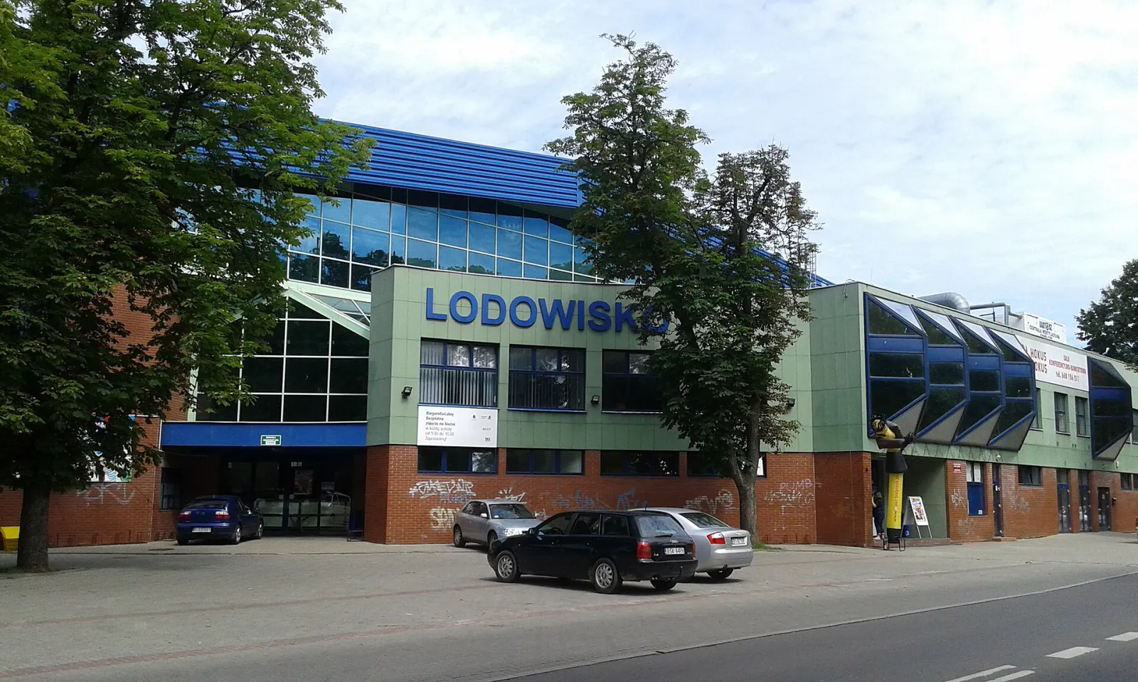 The entrance of the BOSiR ice rink on 11 Listopada Street in Białystok — Lodowisko BOSiR (Zwierzyniec)