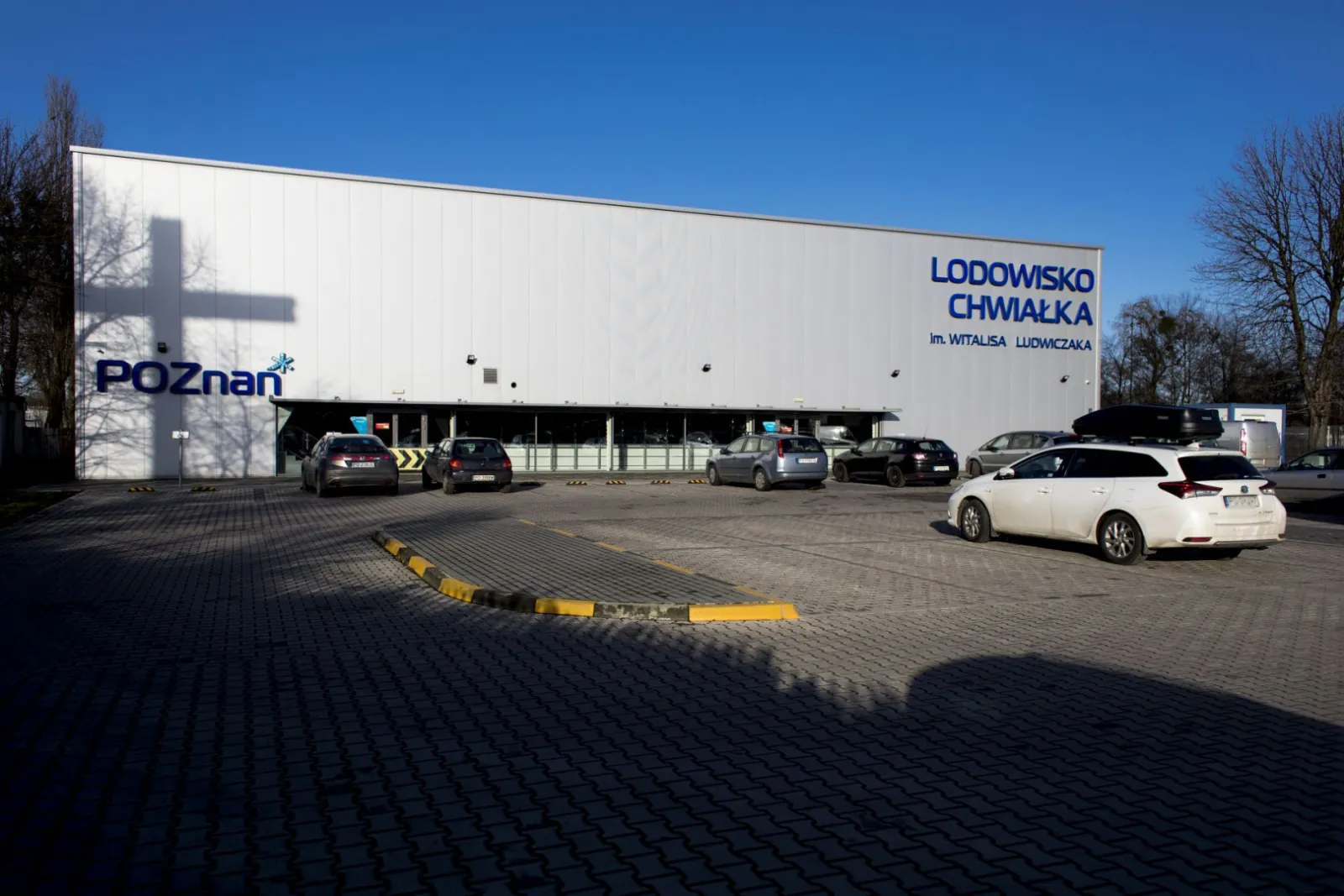 Hala Lodowiska Chwiałka widziana z jej parkingu — Lodowisko Chwiałka (Witalis Ludwiczak ice rink)