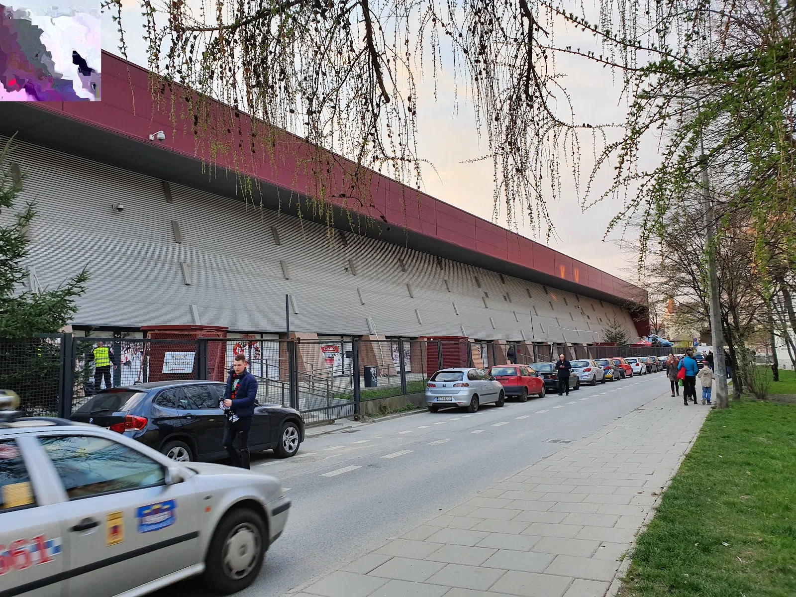 Street side of the Cracovia ice rink hall on ul. Siedleckiego in Kraków — Lodowisko Cracovii