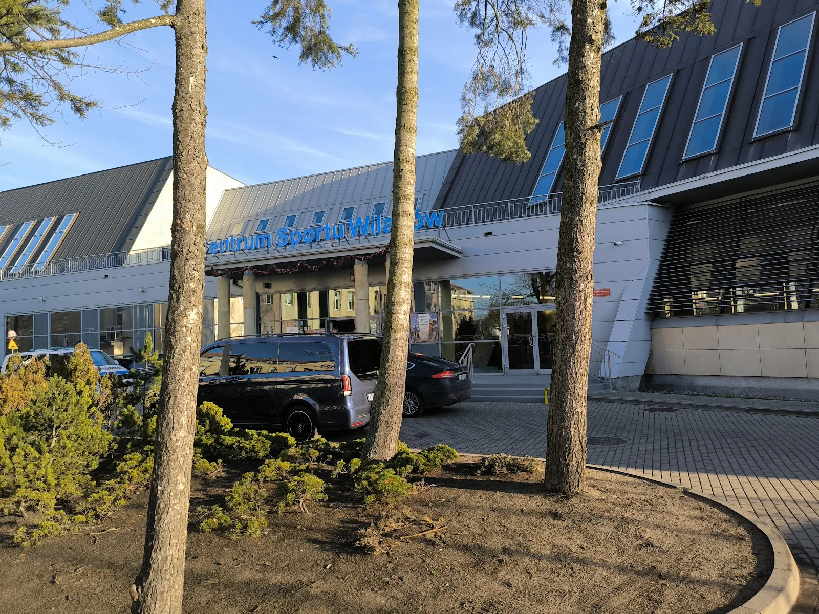 Front wejściowy Centrum Sportu Wilanów przy ul. Gubinowskiej 28/30, ośrodka, który prowadzi lodowisko. — Lodowisko Centrum Sportu Wilanów (Gubinowska)