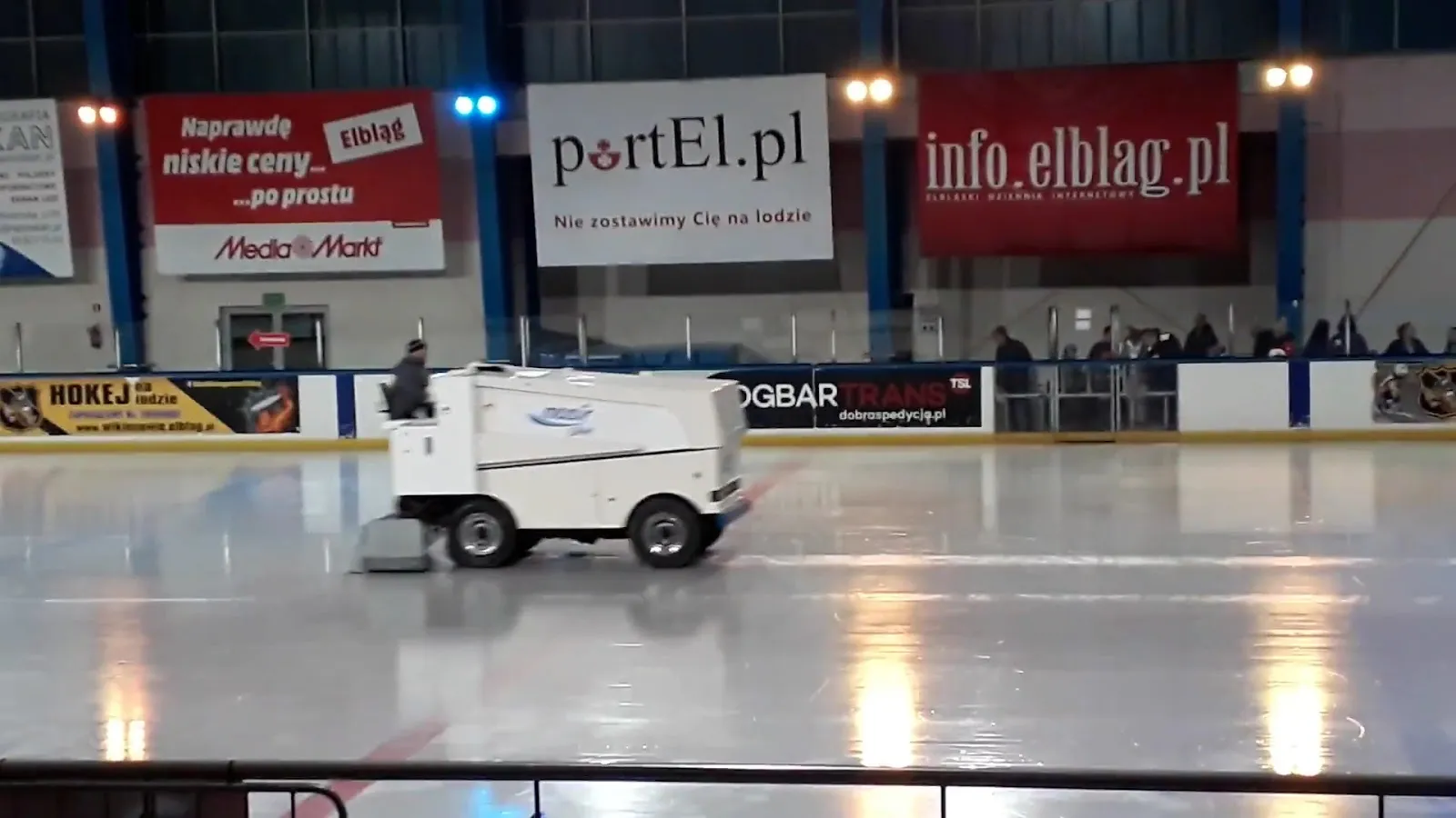 Tafla lodowiska Helena z zamboni — Lodowisko Helena (MOSiR Elbląg)