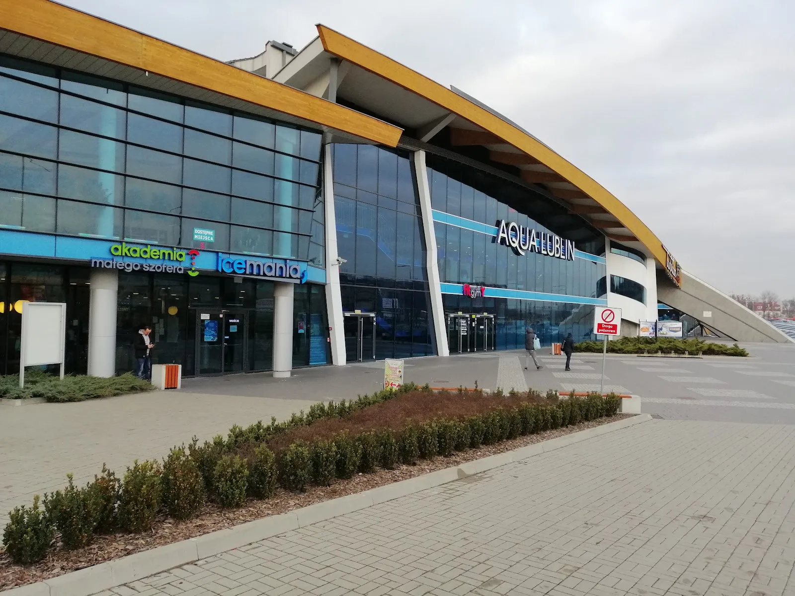 Wejście do budynku Aqua Lublin, w którym mieści się lodowisko Icemania, przy Alejach Zygmuntowskich — Lodowisko Icemania Lublin