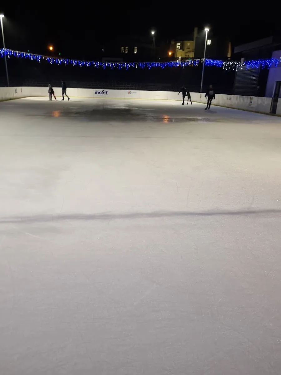 The outdoor municipal rink in Kętrzyn at night with its boards and fairy lights — Lodowisko Miejskie (Kętrzyn)