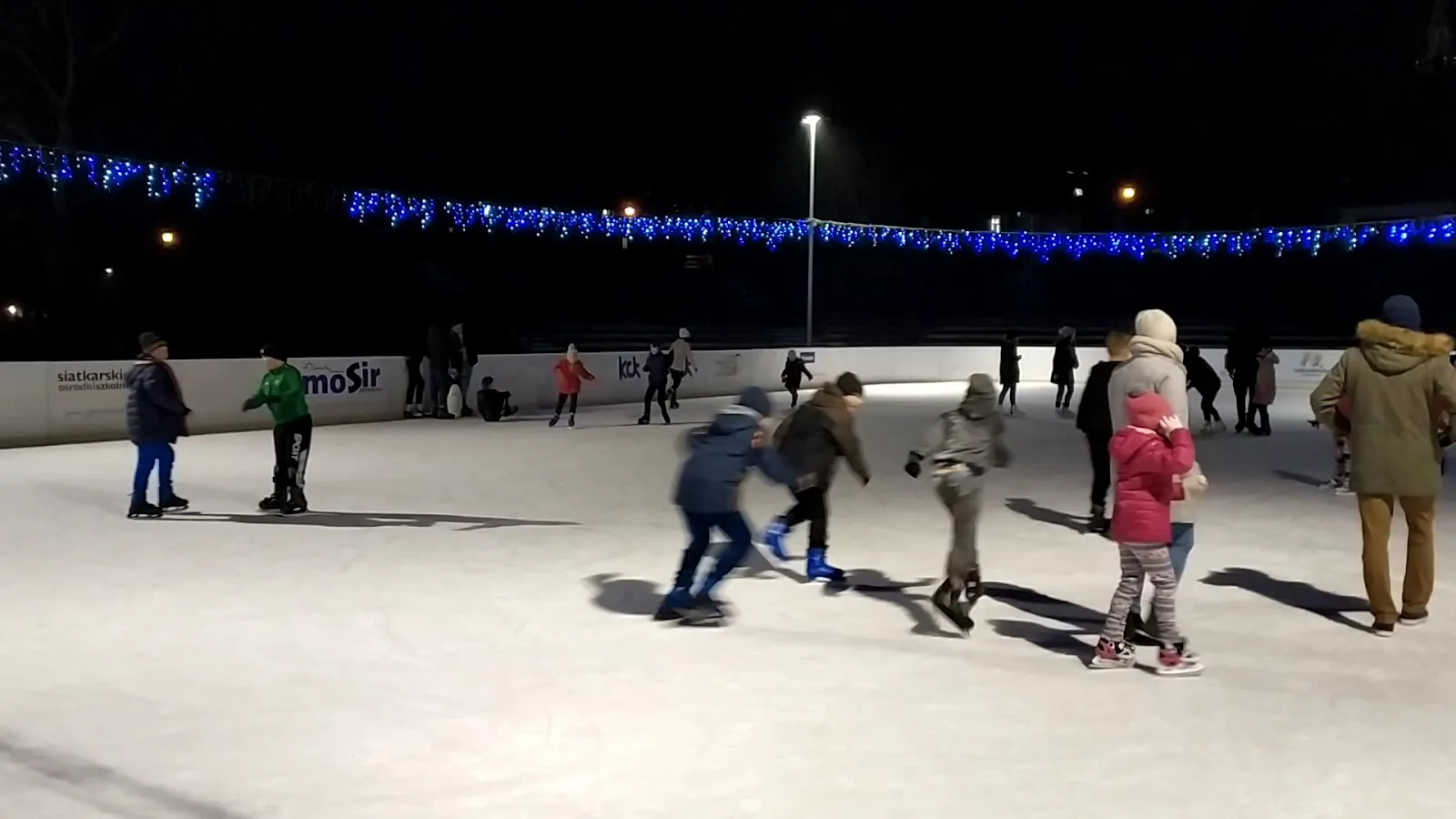 Skaters on the outdoor municipal rink in Kętrzyn in the evening — Lodowisko Miejskie (Kętrzyn)