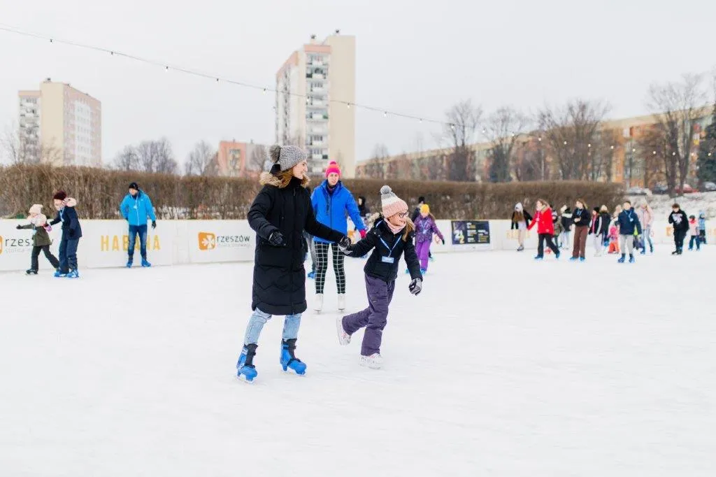 Otwarte lodowisko w rzeszowskim Parku Sybiraków z blokami w tle — Lodowisko Sport Park Sybiraków