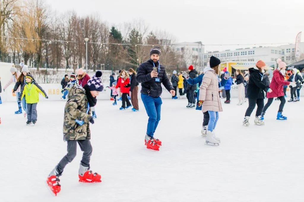 Łyżwiarze na otwartym lodowisku w rzeszowskim Parku Sybiraków zimą — Lodowisko Sport Park Sybiraków