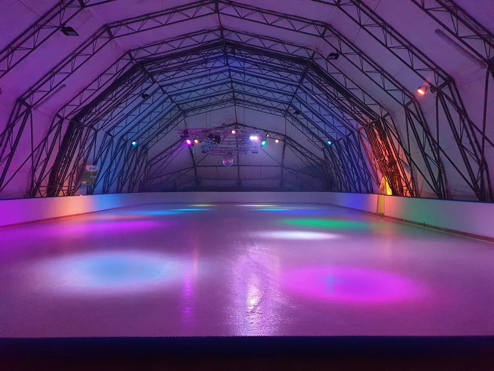 The covered ice at Lodowisko Sirka in Sieradz under disco lighting — Lodowisko Sirka