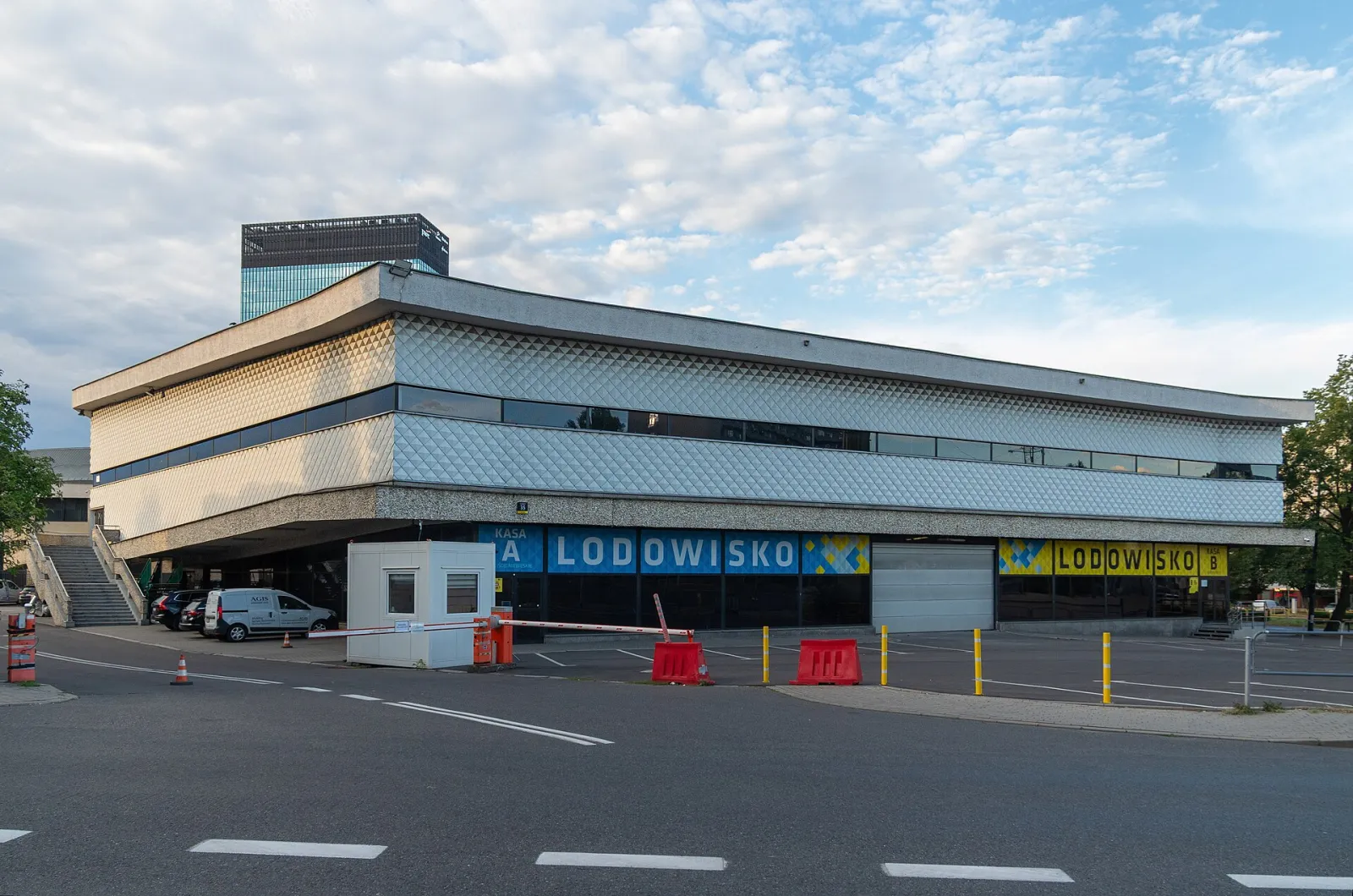 Strona wejściowa hali lodowiska obok Spodka w Katowicach — Lodowisko Spodek Katowice