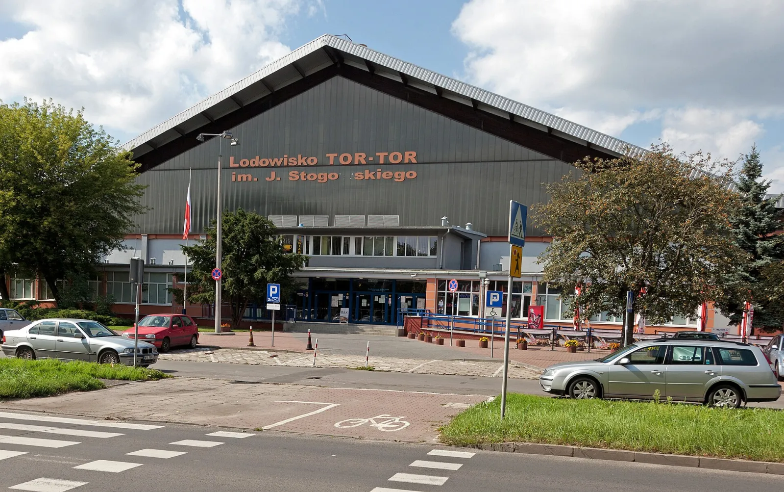 The front of the Tor-Tor ice rink hall on Bema Street in Toruń — Lodowisko Tor-Tor im. J. Stogowskiego