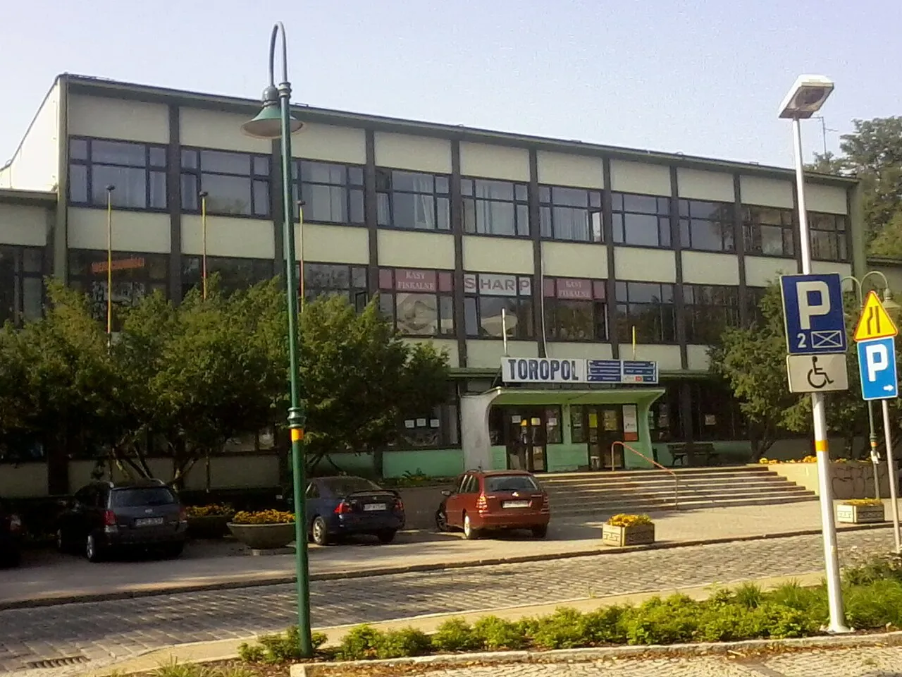 Wejście do budynku lodowiska Toropol przy ul. Barlickiego w Opolu — Lodowisko Toropol