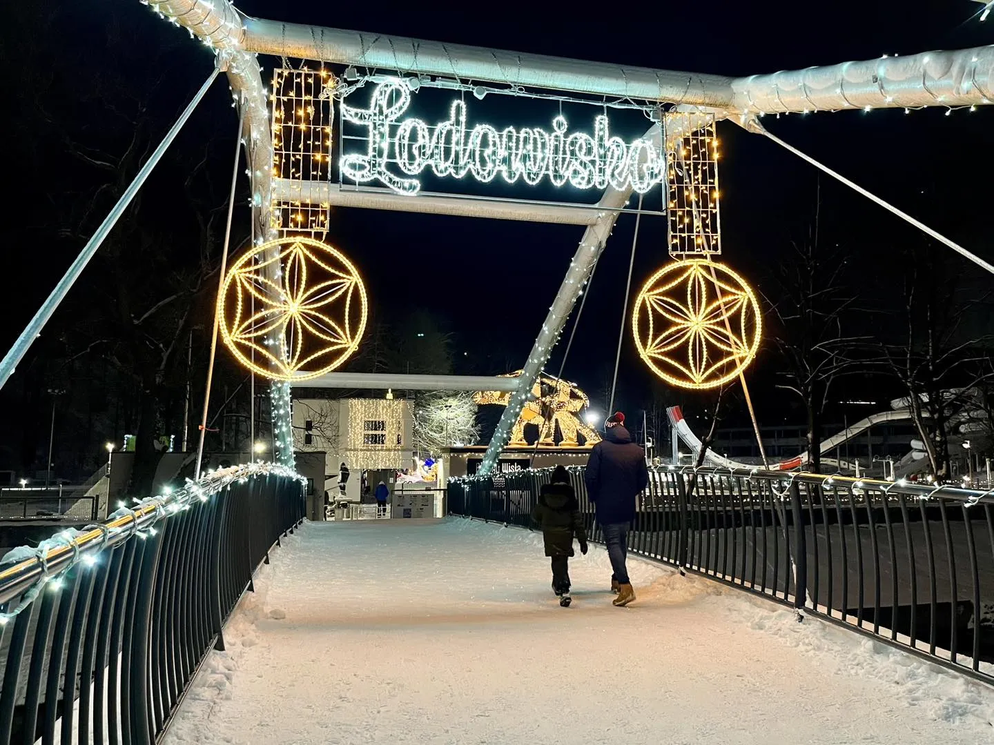 Kładka prowadząca do Lodowiska Wisła, rozświetlona zimą — Lodowisko Wisła