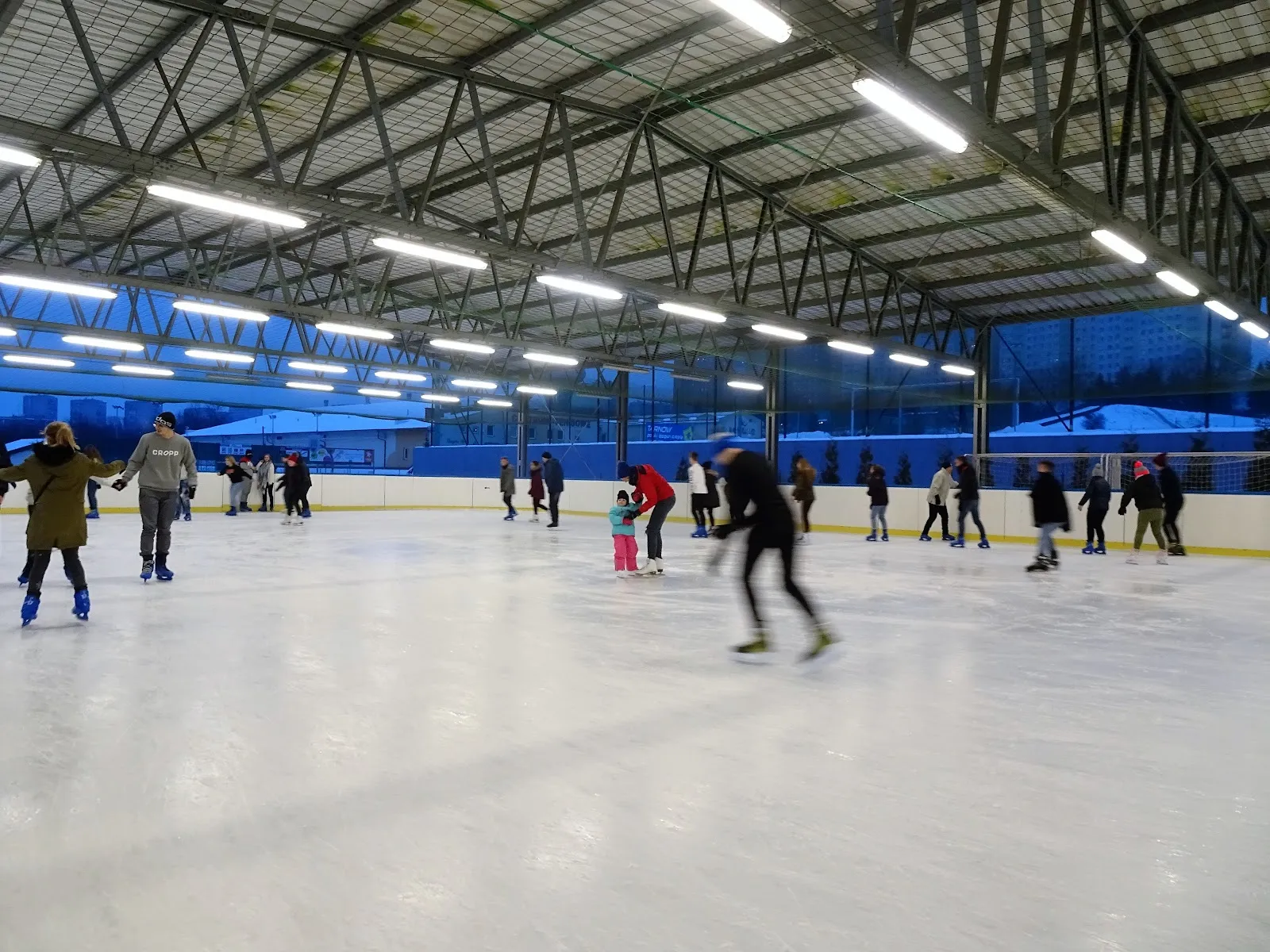 Public skating on the artificial ice under the steel roof of the TOSiR rink at Wojska Polskiego 14 in Tarnów — Lodowisko zadaszone TOSiR Tarnów