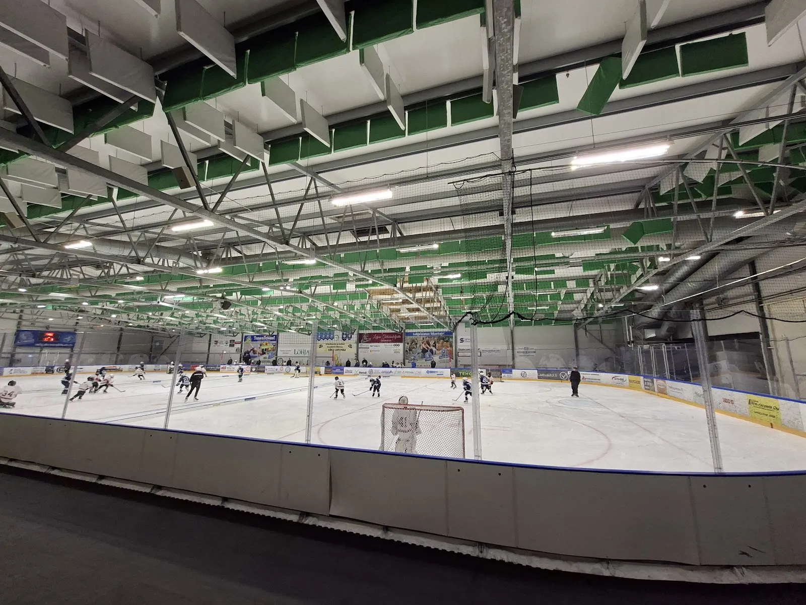Lohjan jäähalli, vy över rinken från läktaren under en juniormatch – Lohjan jäähalli
