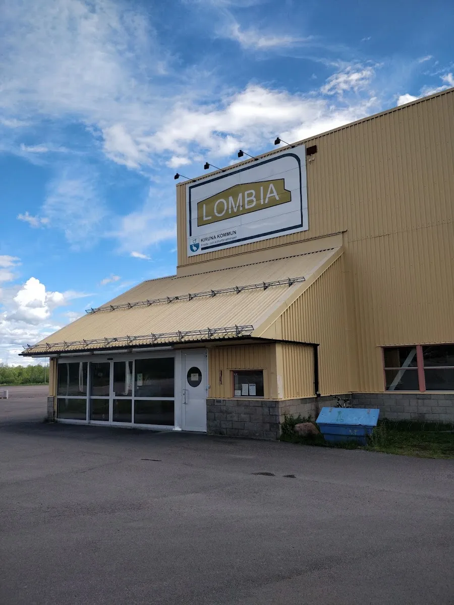 The Lombia hall in Kiruna, a yellow-clad building with the LOMBIA sign and the Kiruna kommun logo – Lombia ishall (Kiruna)
