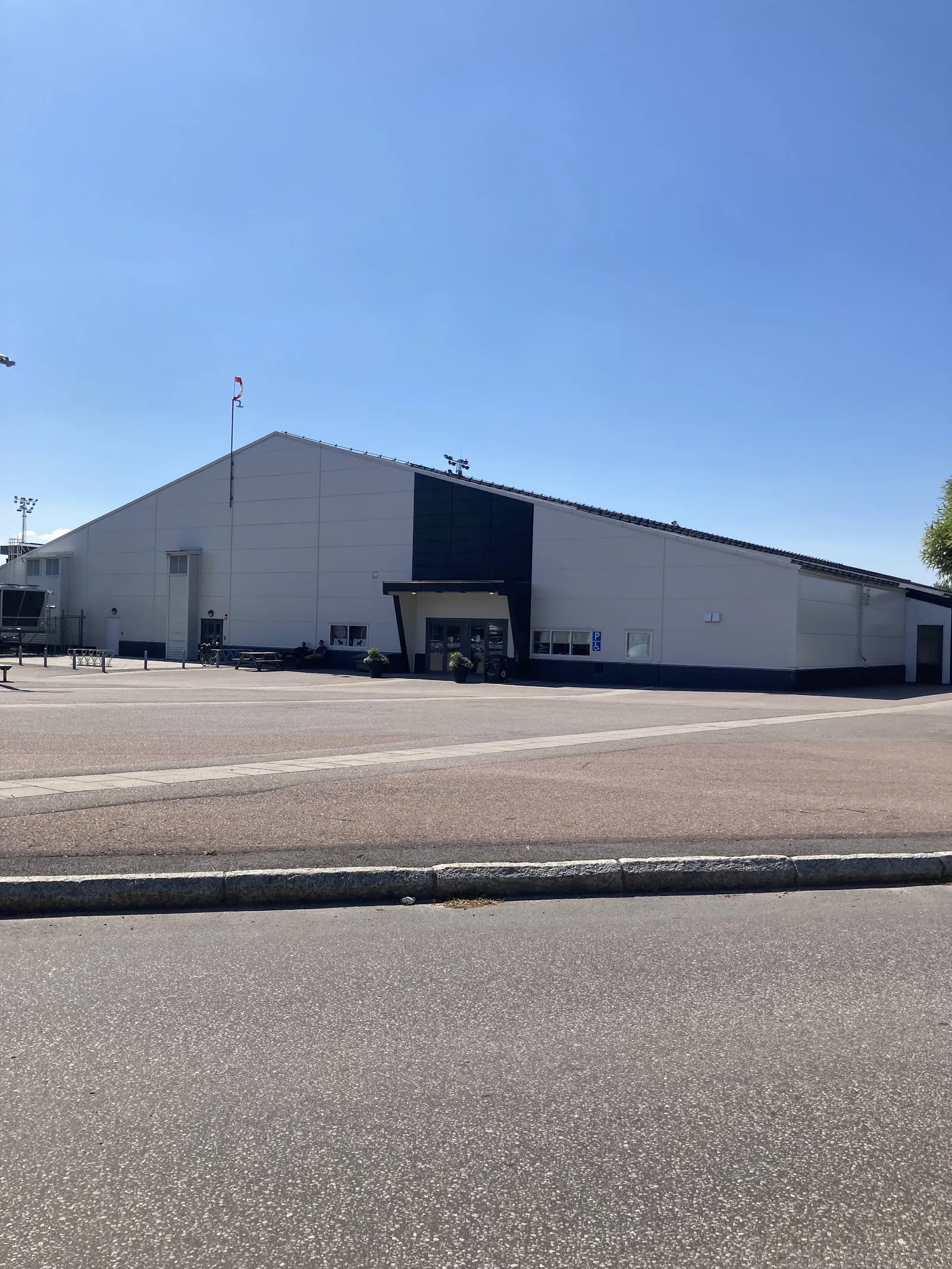 Lugnets ishall i Falun, den grå hallen sedd från vägen – Lugnets ishall