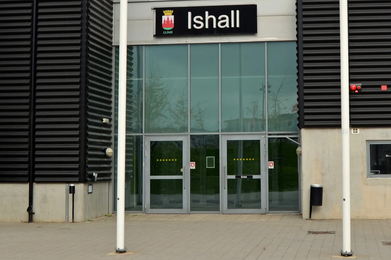 Den glasade entrén till Lunds ishall med skylten ISHALL – Lunds ishall