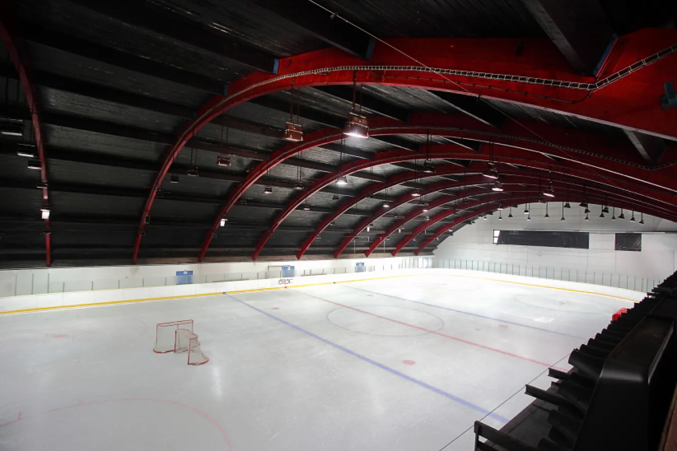 Ice surface and arched roof of the Malá sportovní hala at the Výstaviště Praha — Malá sportovní hala Výstaviště