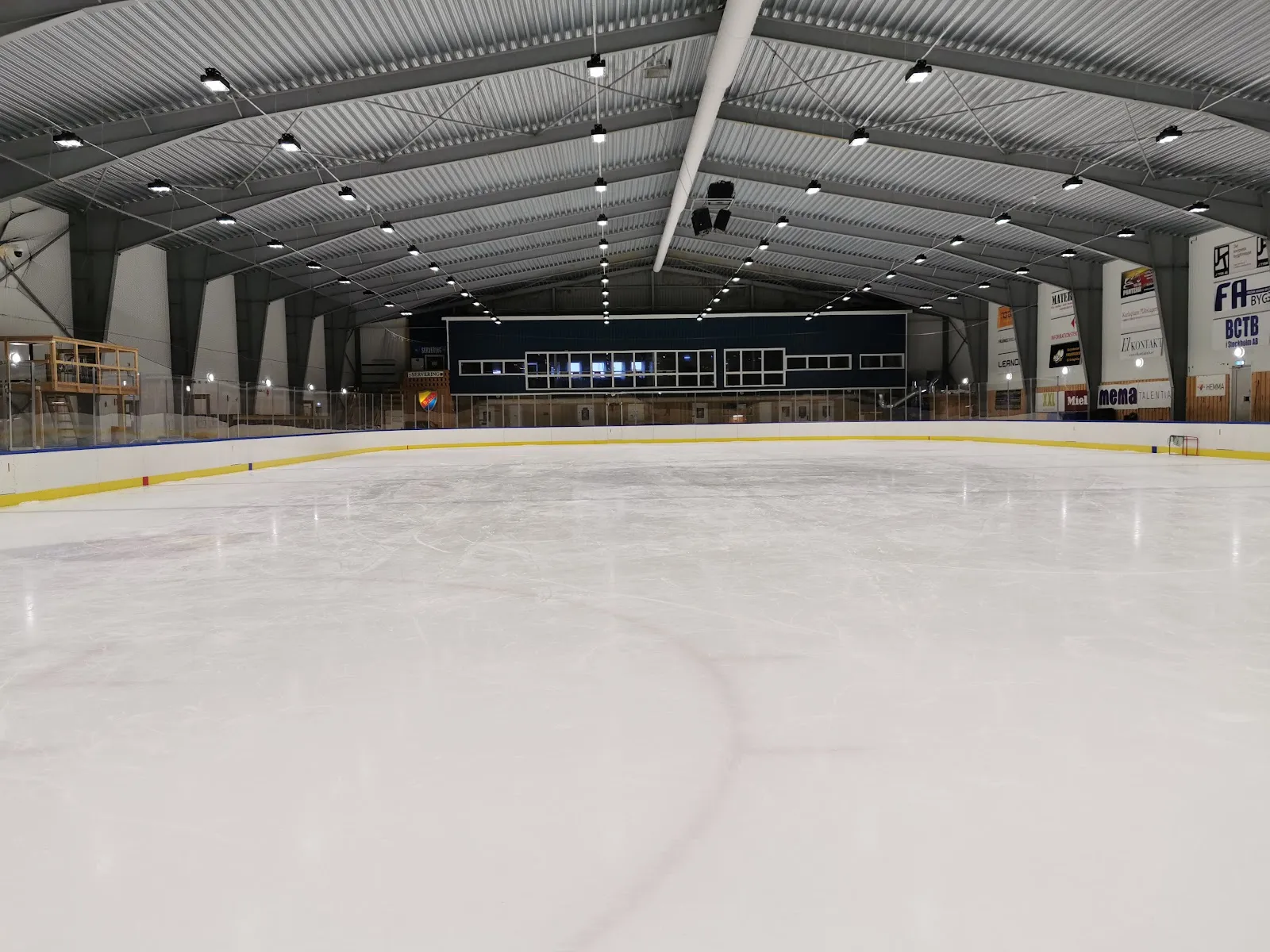 Tom is i Mälarhöjdens ishall under det välvda ståltaket – Mälarhöjdens ishall