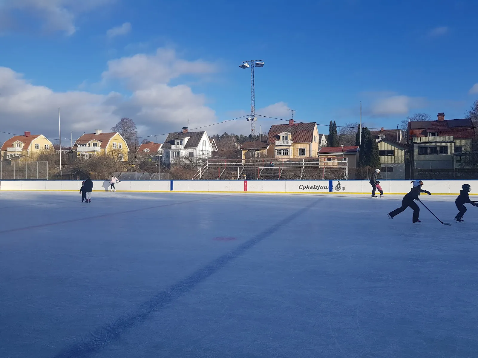 Konstisen utomhus i Månskensrinken i Södertälje, med omgivande hus – Månskensrinken