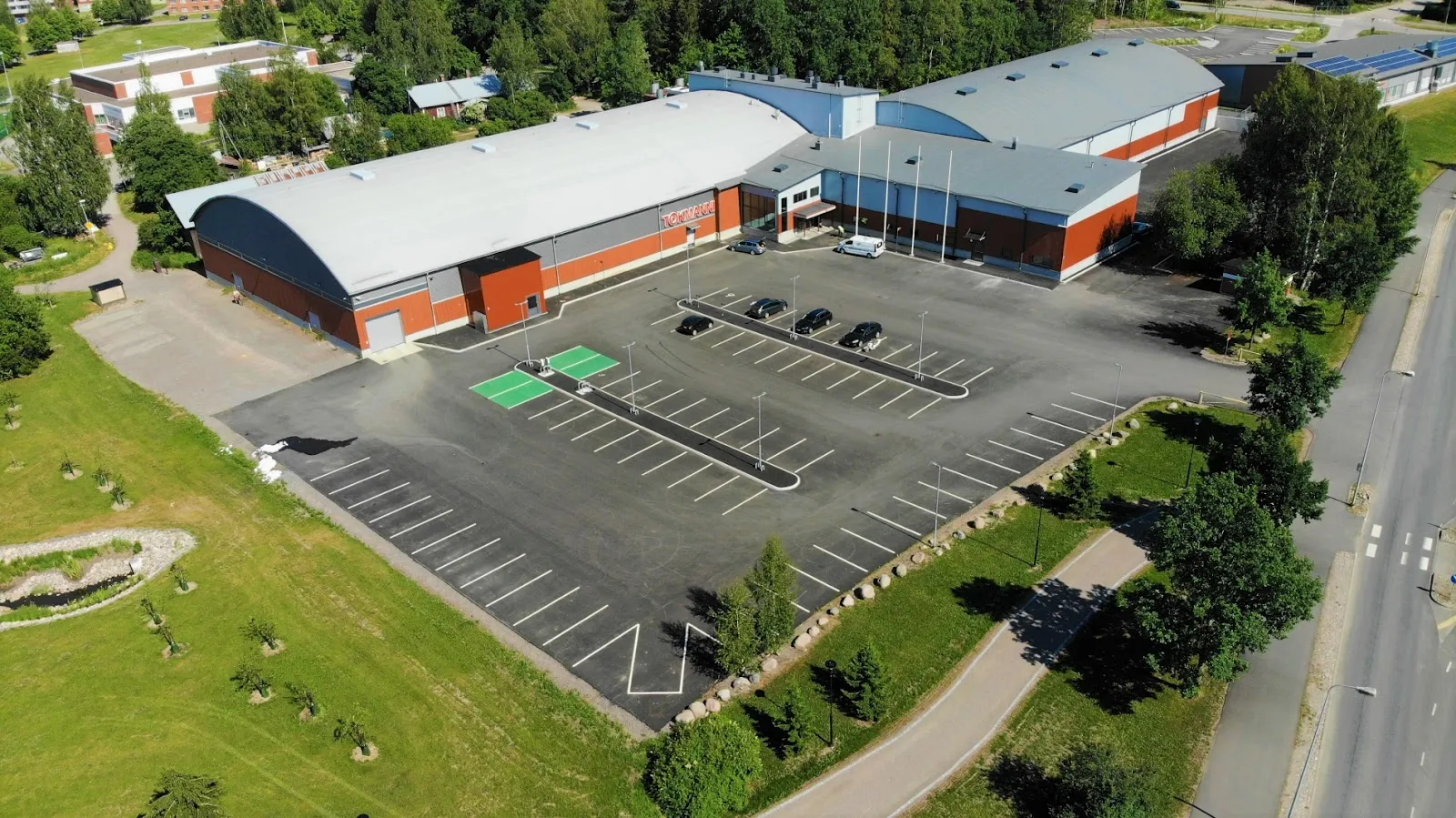 Aerial view of the Mäntsälä ice hall and bowling hall with its car park, Veteraanitie 4 – Mäntsälän Jäähalli