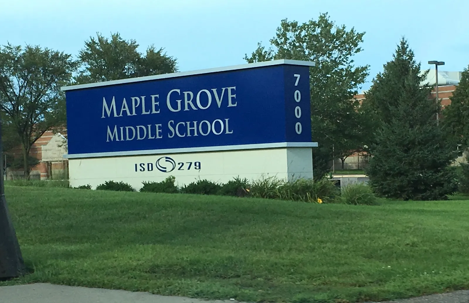 El letrero de Maple Grove Middle School, en cuyo terreno está la pista al aire libre, en una foto de su ficha de Google Maps. — Maple Grove Middle School Outdoor Rink