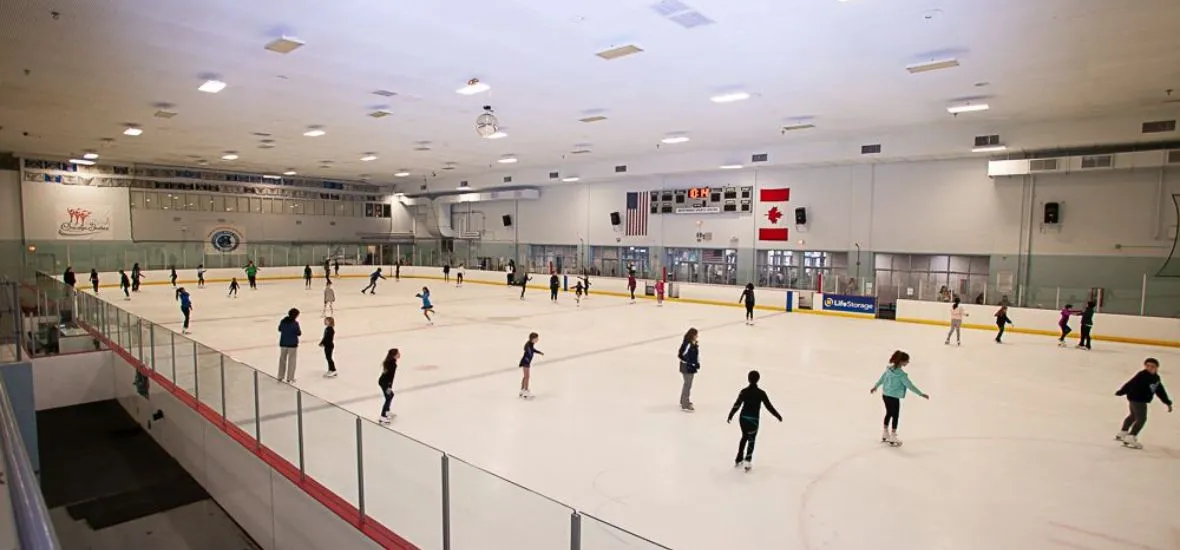 Una sesión pública repartida por toda la pista — McFetridge Sports Center (Chicago)