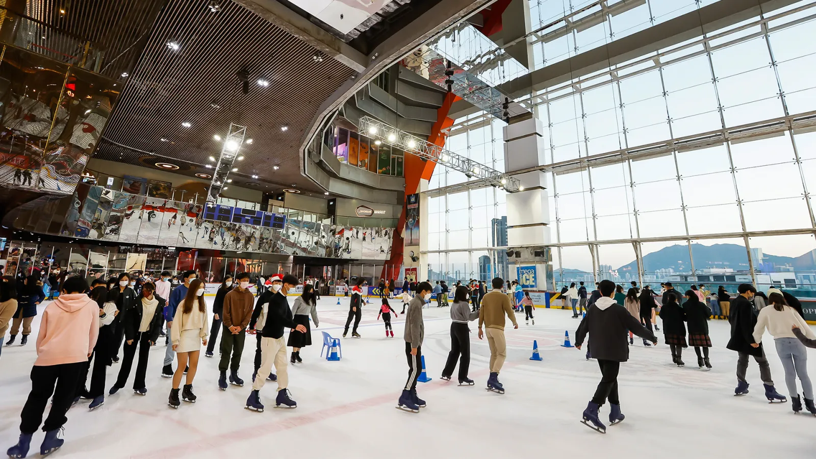 10 樓的 Mega Ice 冰面，溜冰者沿著海景落地窗溜冰（溜冰場自己網站上發布的橫幅照片）。 — Mega Ice