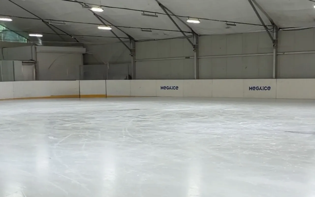 Лёд и борта крытого катка MEGA ICE «Сункар» в Алматы под крышей на стальном каркасе. — MEGA ICE Sunkar