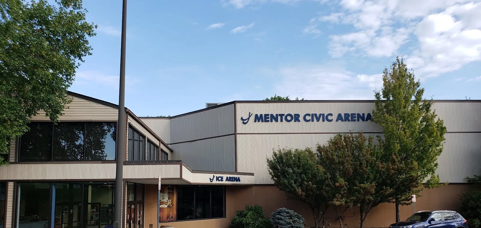 Mentor Civic Arena: la nave de la pista con letras junto al vestíbulo con fachada de vidrio, con el letrero de Ice Arena sobre la entrada — Mentor Civic Ice Arena