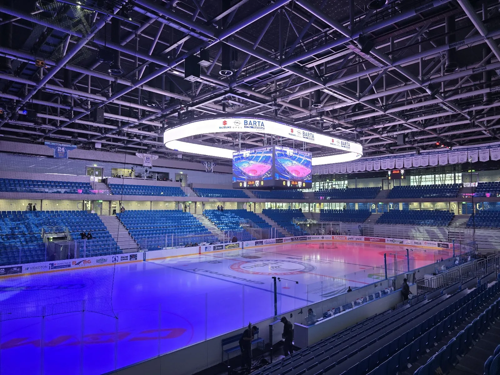 A székesfehérvári MET Aréna jégtála a lelátóról nézve egy mérkőzés előtt – MET Aréna Székesfehérvár