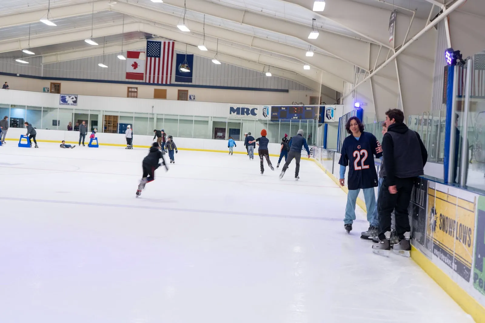 Una sesión de patinaje libre sobre el hielo del Midcoast Recreation Center, en Rockport — Midcoast Recreation Center