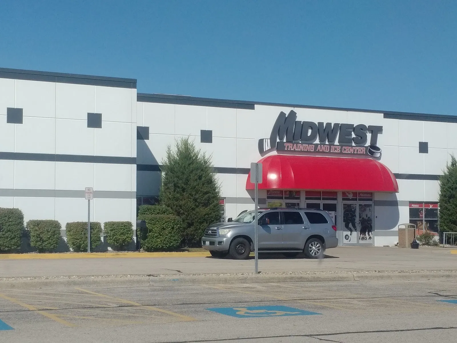 El Midwest Training and Ice Center en Dyer, con su letrero de letras sobre un toldo rojo en la entrada — Midwest Training and Ice Center (Dyer)
